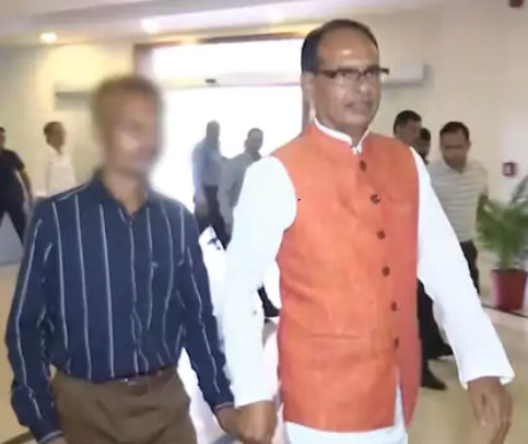 पेशाब कांड के बाद मध्य प्रदेश में फिर एक शर्मशार करने वाली घटना आयी सामने, क्या सरकार हो रही है बिफल