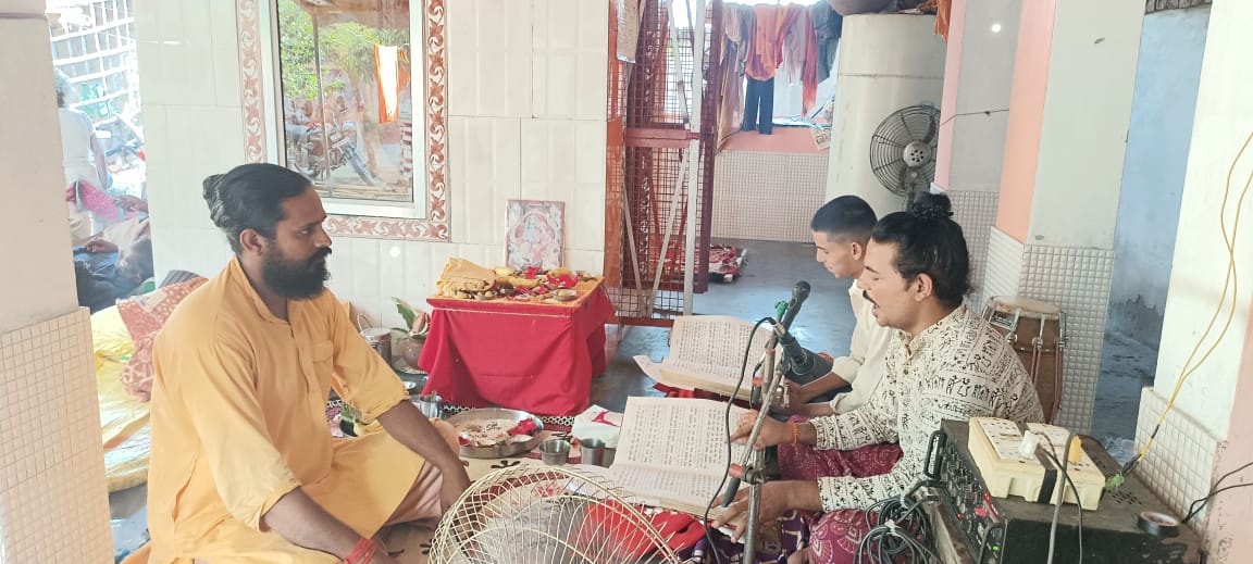 पीलीभीत :श्रीराम जानकी मंदिर पर गुरुपूर्णिमा के उपलक्ष्य में अखंड पाठ का शुभारंभ हुआ। जिसमें दर्जनों श्रद्धालुओं ने पहुंचकर धार्मिक कार्यक्रम में बढ़चढ़कर भाग लिया।
