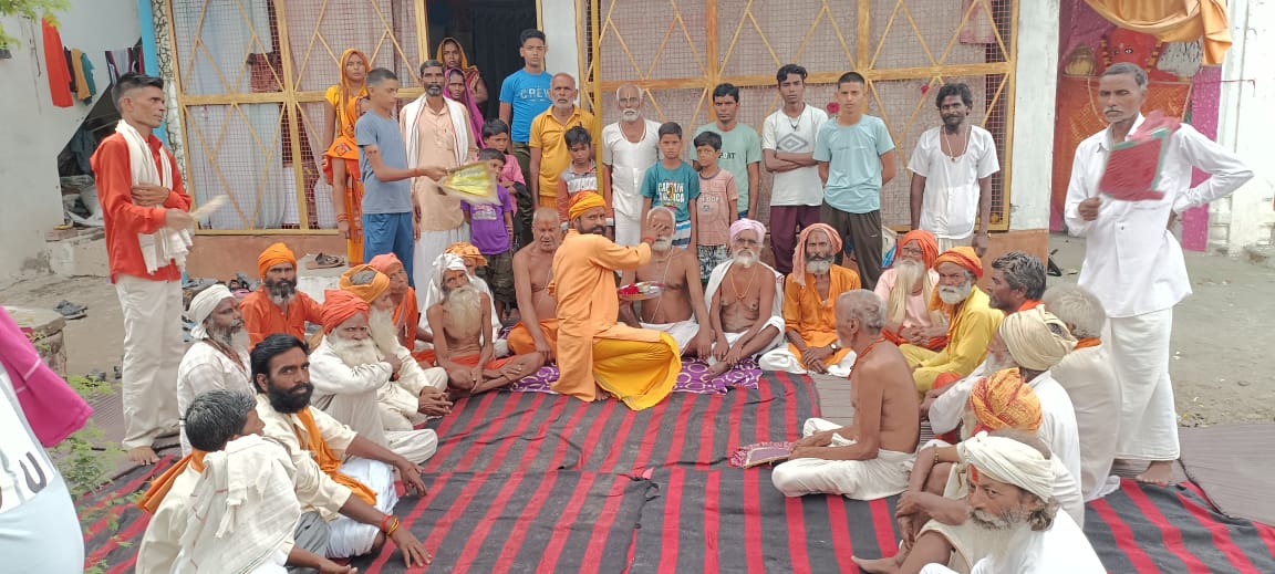 पीलीभीत:श्रीराम जानकी मंदिर पर गुरुपूर्णिमा के उपलक्ष्य में हुए अखण्ड पाठ व भंडारे के पश्चात रात्रि में भजन कीर्तन के बाद दूर-दराज से आए सन्त महात्माओं को मंगलवार को दक्षिणा देकर विदाई दी गई।