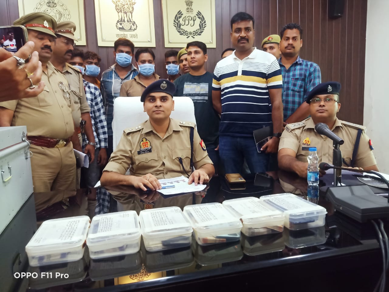 फर्रुखाबाद:- नकली भारतीय मुद्रा बनाने की सामग्री तथा उपकरणों सहित 5 अभियुक्त गिरफ्तार।