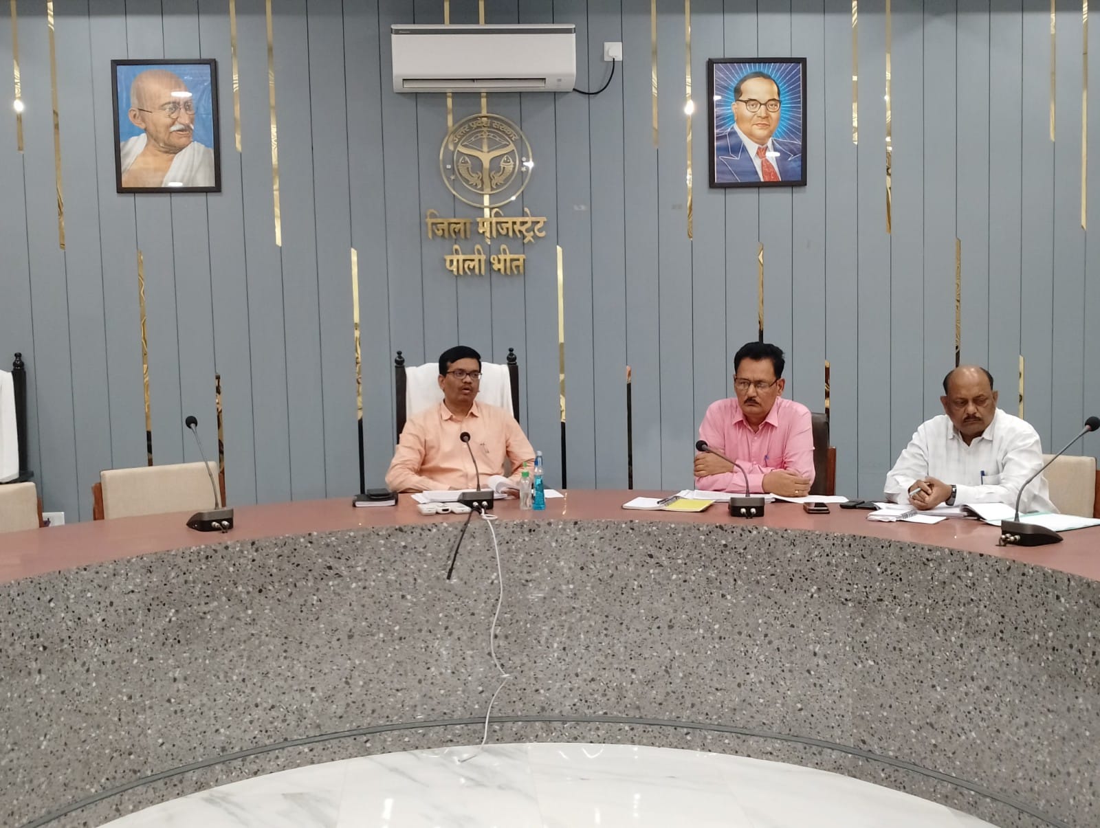 पीलीभीत :निर्धारित लक्ष्य के अनुरूप करें राजस्व वसूली-जिलाधिकारी।