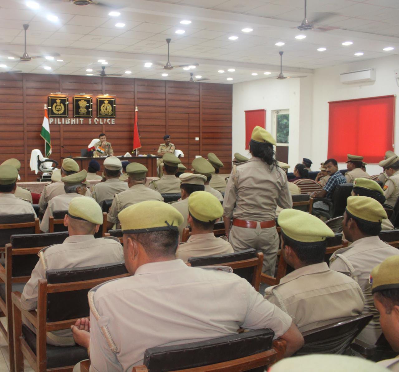 पीलीभीत :पुलिस अधीक्षक ने पुलिस लाइन में सैनिक सम्मेलन व अपराध गोष्ठी का आयोजन किया गया