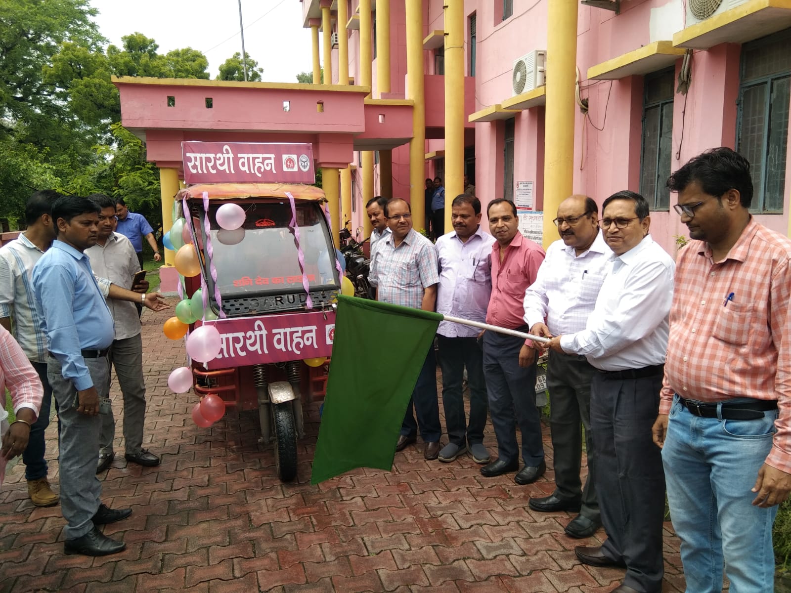 फर्रुखाबाद:जिले के सभी ब्लॉकों से परिवार नियोजन की अलख जगाने निकले सारथी वाहन,सीएमओ ने हरी झंडी दिखाकर किया रवाना