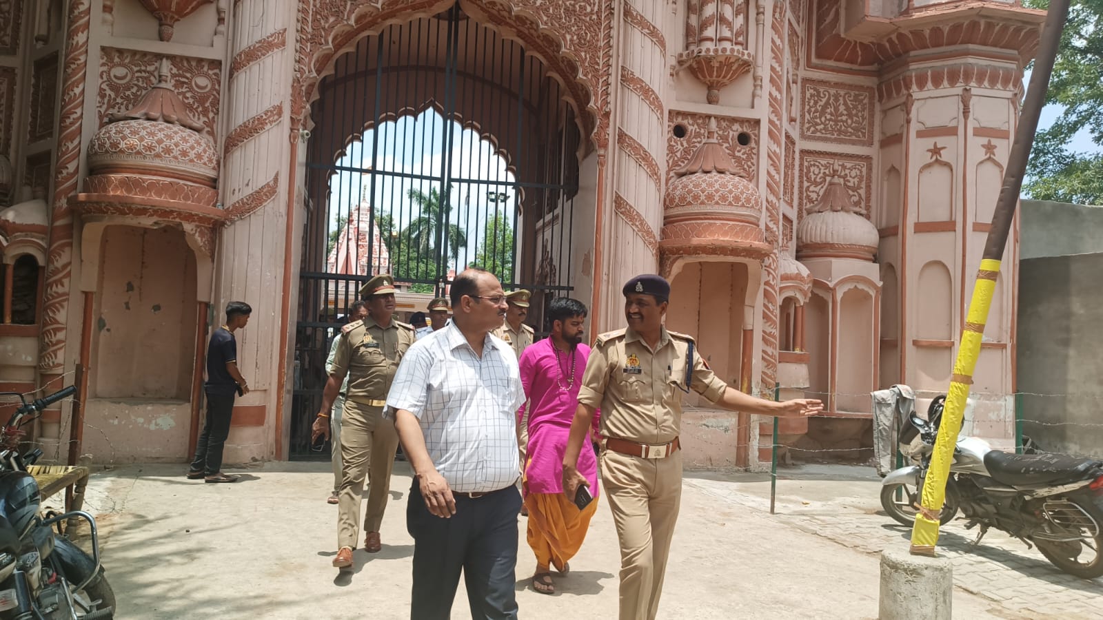 अपर पुलिस अधीक्षक ने श्रावण मास व काँवड़ यात्रा के दृष्टिगत पीलीभीत शहर क्षेत्र व गौरीशंकर मंदिर की सुरक्षा-शान्ति व्यवस्था का निरीक्षण किया गया।