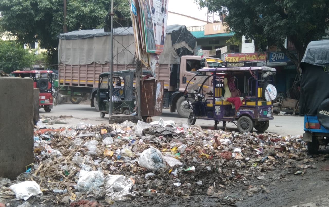 फर्रुखाबाद:- गंगा के किनारे बसे गांव सोताबहादुरपुर मे जगह जगह लगे बजबजाती नालियो व बदबूदार कूडे के ढेर।