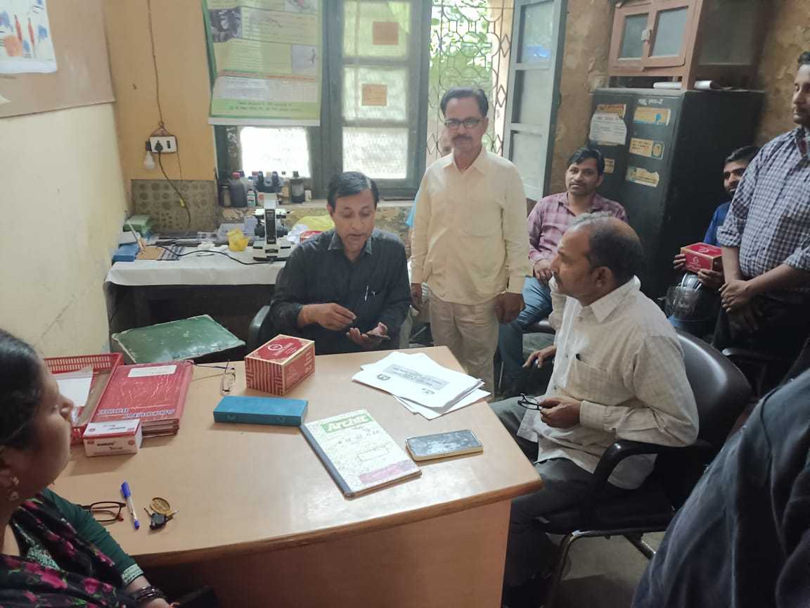 फर्रुखाबाद:नाईट ब्लड सर्वे के लिए लैब टेक्नीशियन को दिया गया  प्रशिक्षण,फाइलेरिया परजीवी रात में होते हैं एक्टिव - डीएमओ