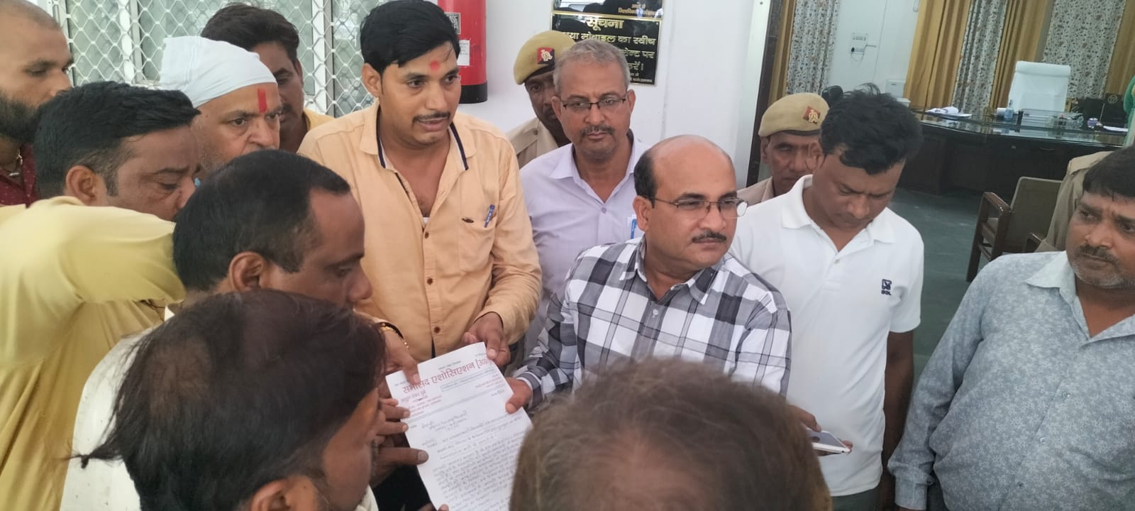 फर्रुखाबाद:कुटरा पावर हाउस के जेईई वसीम रजा को तत्काल हटाए जाने की मांग