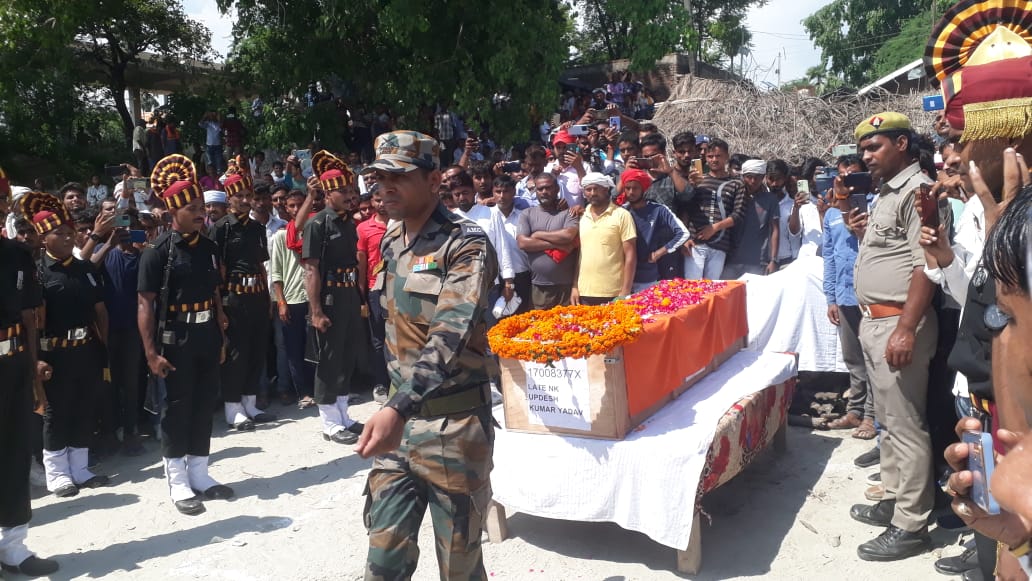 रायबरेली:नम आंखों के साथ सेना के जवान किया गया अंतिम संस्कार