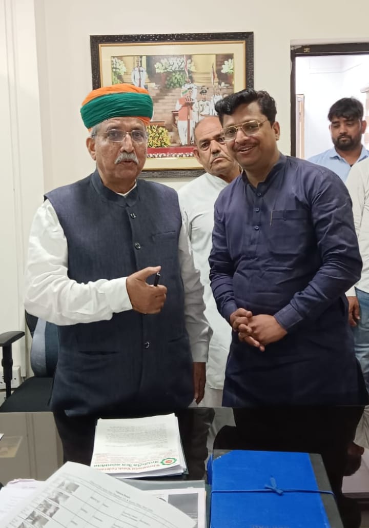 बरेली - अंतरराष्ट्रीय वैश्य सम्मेलन के जिलाध्यक्ष ने दिल्ली में केंद्रीय मंत्री से मुलाकात कर रबर फैक्ट्री केस प्रकरण में हस्तक्षेप कराने की मांग की।