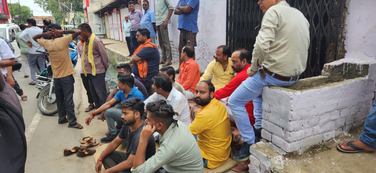 फर्रुखाबाद : हिंदू महासभा के प्रदेश अध्यक्ष विमलेश मिश्रा ने खुलवाया शिव मंदिर का ताला