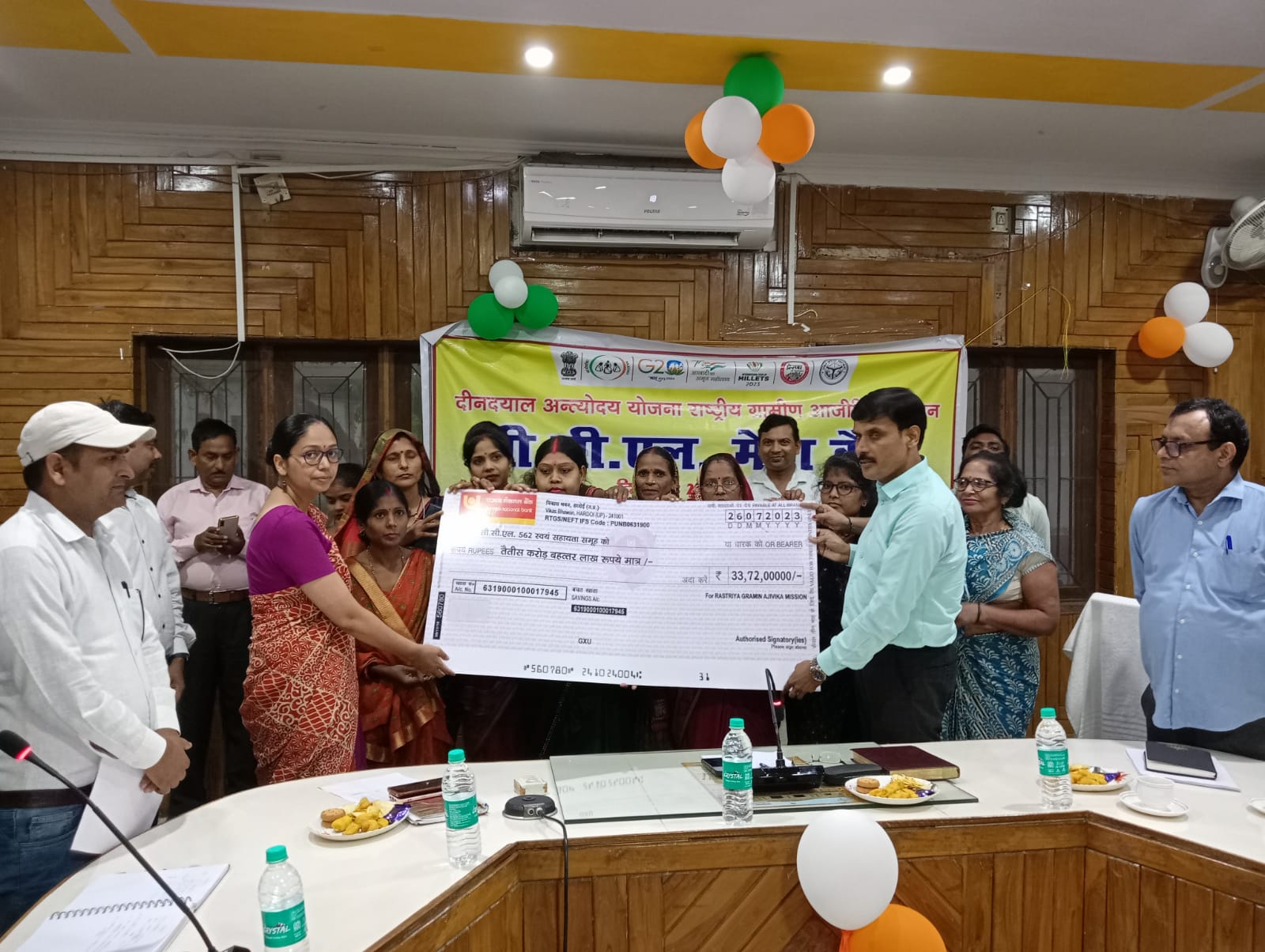 हरदोई :डीएम की अध्यक्षता में समूहों को लोन के लिए मेगा कैम्प का आयोजन किया गया