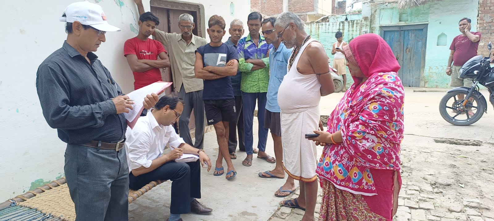 फर्रुखाबाद:डीएमओ सहित स्वास्थ्य अधिकारियों ने परखी दस्तक अभियान की हकीकत,आशा आंगनवाड़ी कार्यकर्ता घर-घर दे रहीं हैं दस्तक ,संचारी रोगों के प्रति कर रहीं जागरूक