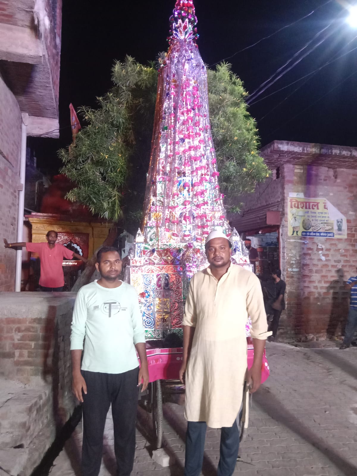 हरदोई:हजरत इमाम हुसैन की शहादत को याद कर या हुसैन की सदाओं के बीच ताजियों का जुलूस गमगीन माहौल में निकाला गया