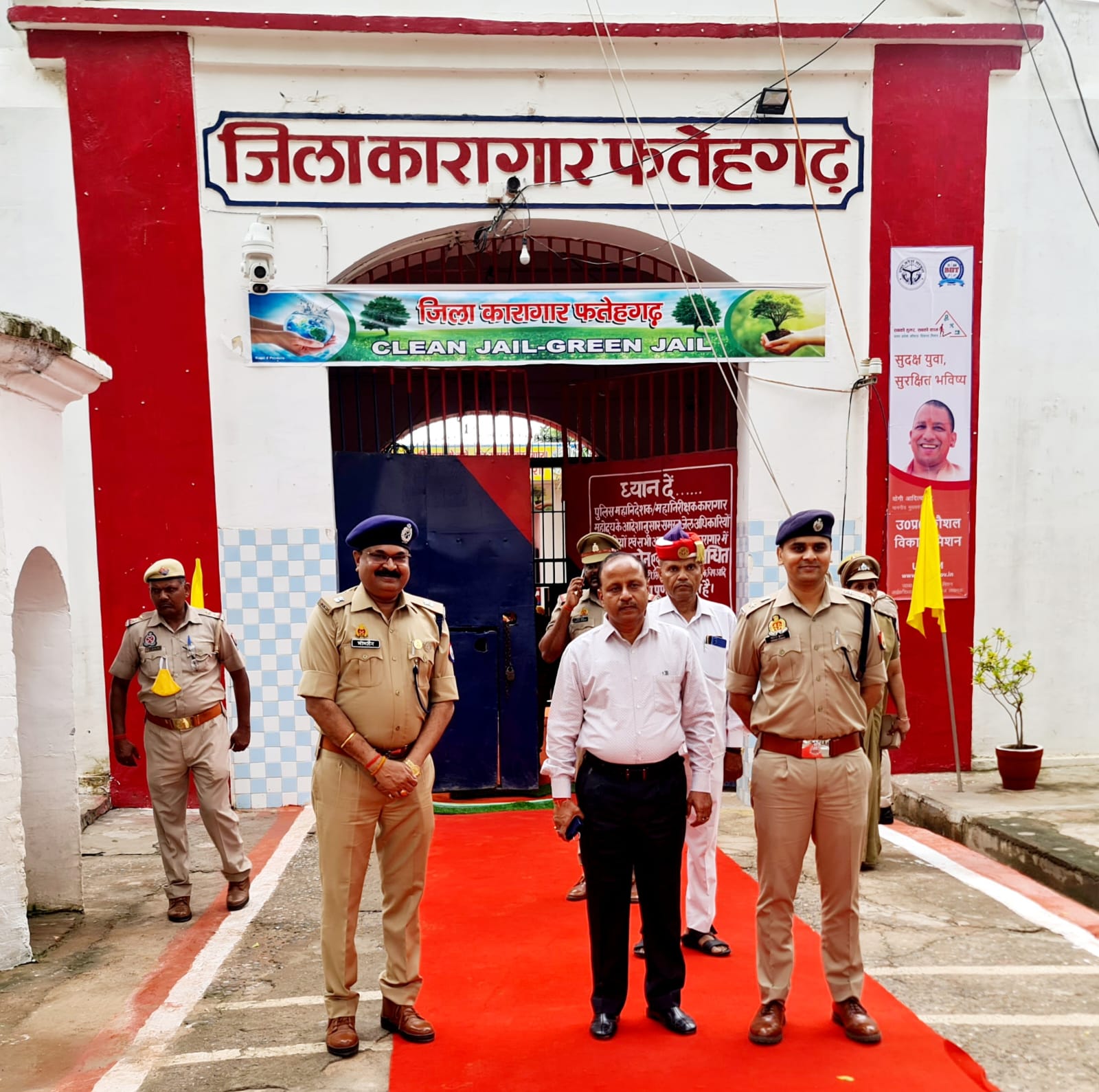 फर्रुखाबाद:पुलिस अधीक्षक के जिला कारागार में प्रथम आगमन पर जेल अधीक्षक भीमसैन मुकुंद द्वारा जेल गेट पुष्प गुच्छ देकर किया स्वागत