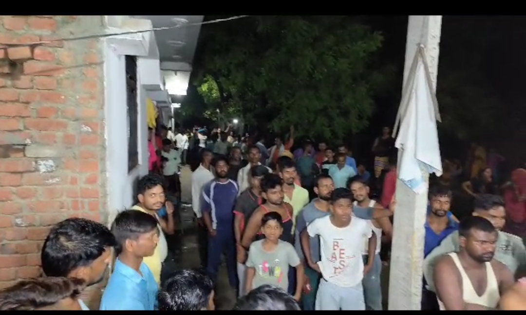 फर्रुखाबाद:कमालगंज थाना क्षेत्र के गांव कतरोली पट्टी के मौजा खेरा नगला में परिवारीजनो ने हत्या कर शव को बोरी में बांध कर बक्से में छुपाया, जमीन