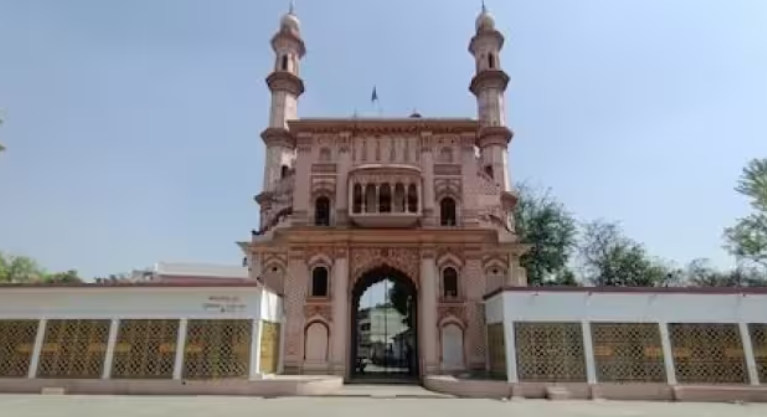 पीलीभीत में एक ऐसा मंदिर, हिंदुओं की आस्था देखकर 250 साल पहले रुहेला सरदार ने बनवाया था मुख्य द्वार