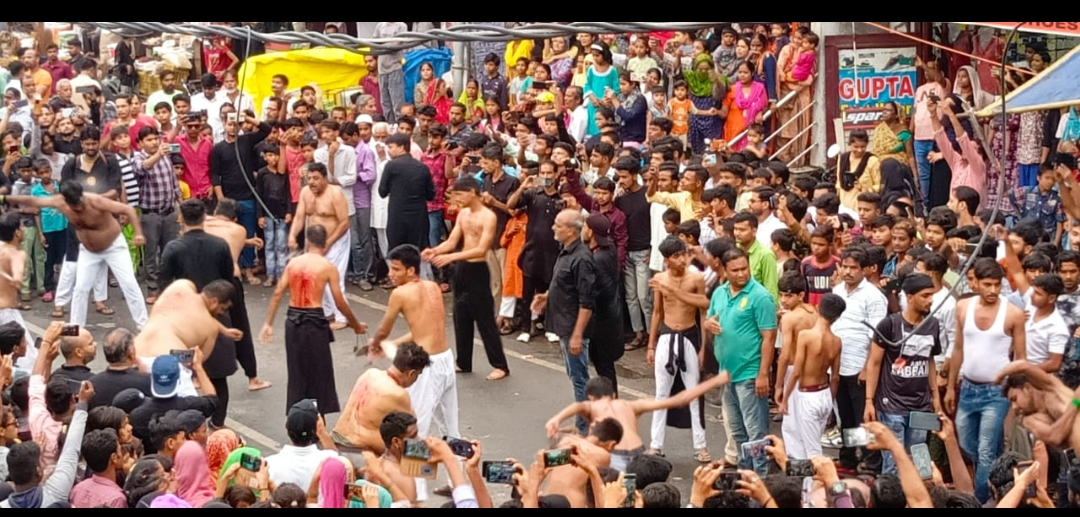 फर्रुखाबाद: सैकड़ों की संख्या में निकाला गया मोहर्रम जुलूस