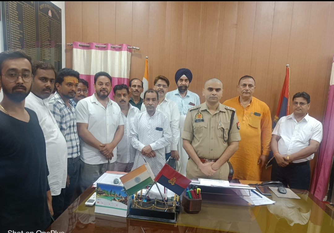 फर्रुखाबाद:नगर उद्योग व्यापार मंडल मिश्रा गुट के नेतृत्व में व्यापार मंडल के पदाधिकारियों ने एसपी से औपचारिक मुलाकात कर शहर की समस्याओं व व्यापारियों की समस्याओं से अवगत कराया