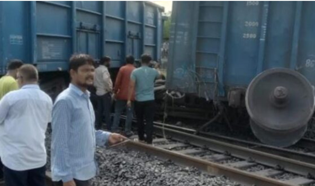 छत्तीसगढ़ : फिर किसकी गलती मालगाड़ी के 11 डिब्बे पटरी से उतरे यात्रियों की परेशानी और बढ़ी।