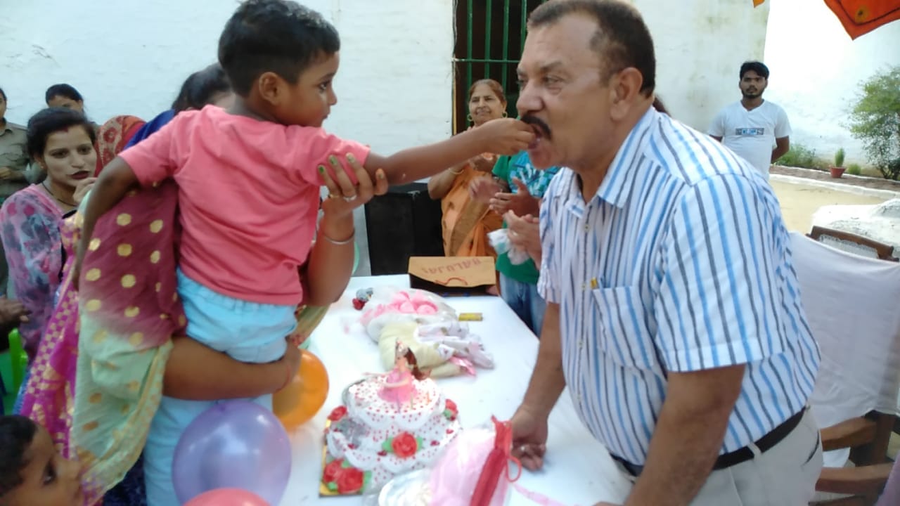 शाहजहांपुर जेल में निरुद्ध महिला बंदी श्रीमती धनदेवी की पांच वर्षीय बेटी सुरभि का जन्मदिन जेल प्रशासन द्वारा धूमधाम से मनाया गया।
