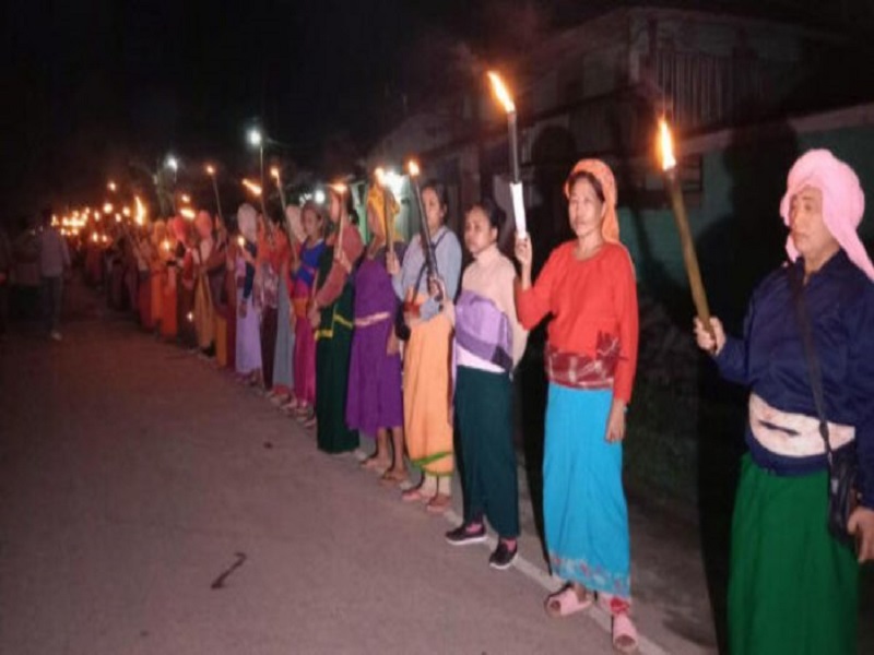 मणिपुर हिंसा- महिलाओं को नंगा कर दौड़ाया की गई बर्बरता देश की जनता में फैला गुस्सा जानें क्या है मामला