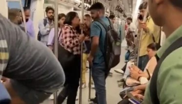 दिल्ली मेट्रो में लड़की ने लड़के पर बरसाए चांटे, पब्लिक देखती रही तमाशा