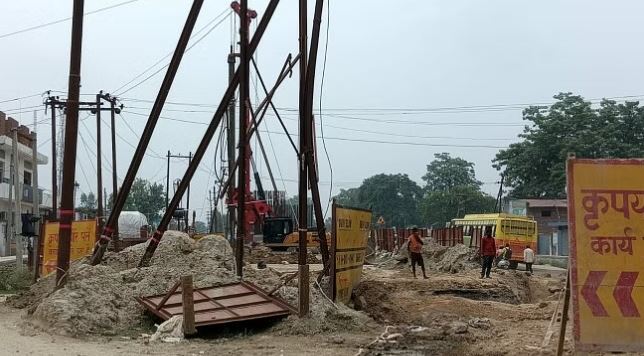 पीलीभीत में ट्रांसफार्मर फुंकने से 300 घरों की सात घंटे गुल रही बिजली