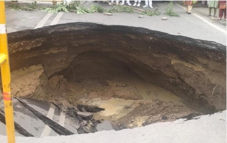 दिल्ली के जनकपुरी में बारिश के कारण 'पाताल' में समा गई सड़क, बन गया गहरा कुआं
