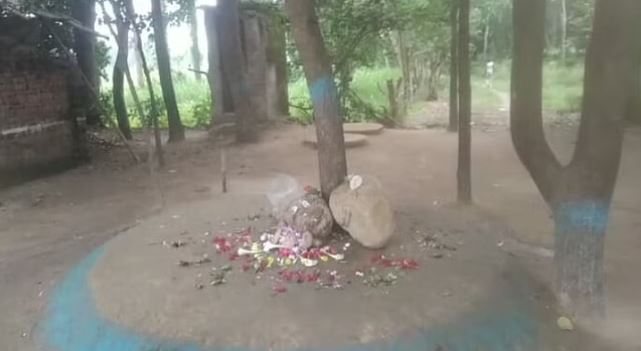 पीलीभीत में दबंगों ने धार्मिक स्थल पर कर लिया कब्जा