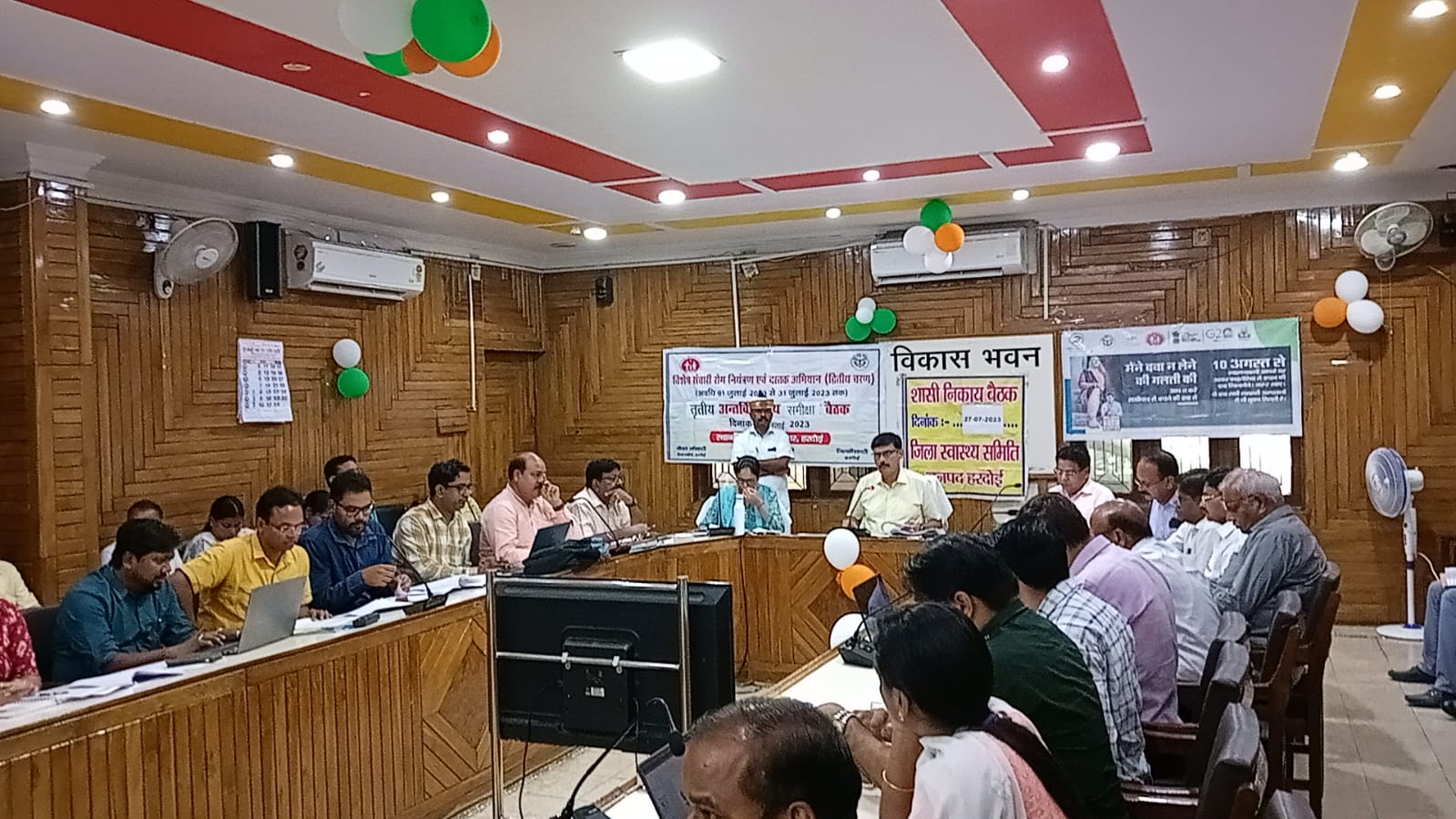 हरदोई :जिलाधिकारी की अध्यक्षता में हुई स्वास्थ्य विभाग की समीक्षा बैठकआयुष्मान कार्ड बनाने के कार्य मे तेजी लायी जाएः-जिलाधिकारी