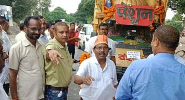 पीलीभीत में शहर में पहुंची पेंशन रथयात्रा, कर्मचारियों ने किया स्वागत