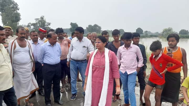 फर्रुखाबाद जिलाधिकारी व तहसीलदार सदर ने बाढ़ ग्रस्त क्षेत्र का जायजा लिया
