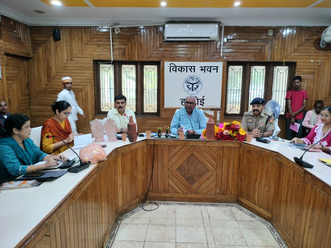 हरदोई :विकास भवन स्थित स्वर्ण जयंती सभागार में माननीय अध्यक्ष उत्तर प्रदेश माटी कला बोर्ड ओम प्रकाश गोला प्रजापति द्वारा माटीकला से जुड़े कामगारों को आवंटित पट्टों की वस्तु स्थिति, उनकी संख्या तथा उन पर हुए अवैध कब्जों के संबंध में समीक्षा बैठक हुई