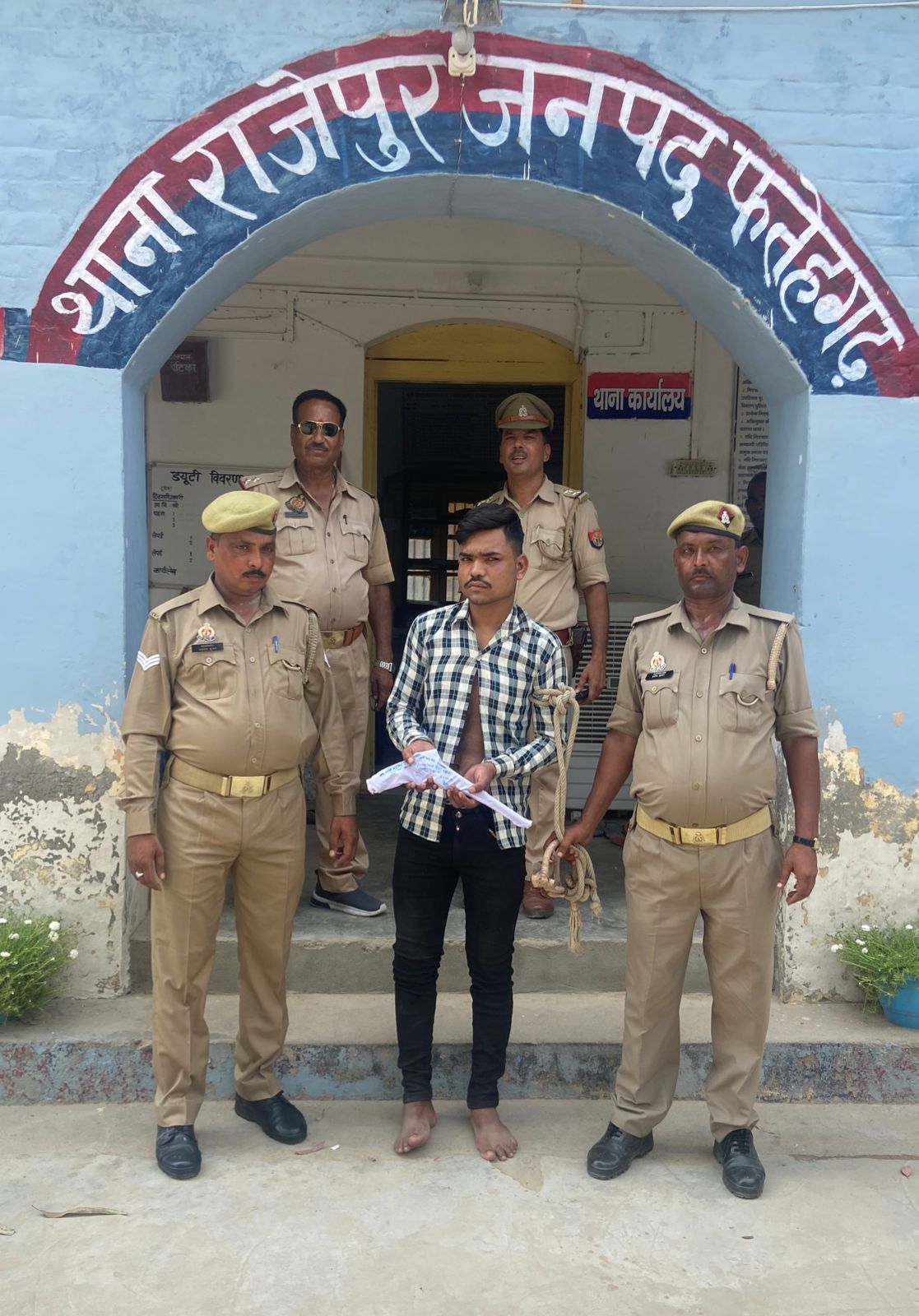 फर्रुखाबाद:थाना राजेपुर पुलिस ने अवैध शस्त्र के सह युवक को किया गिरफ्तार