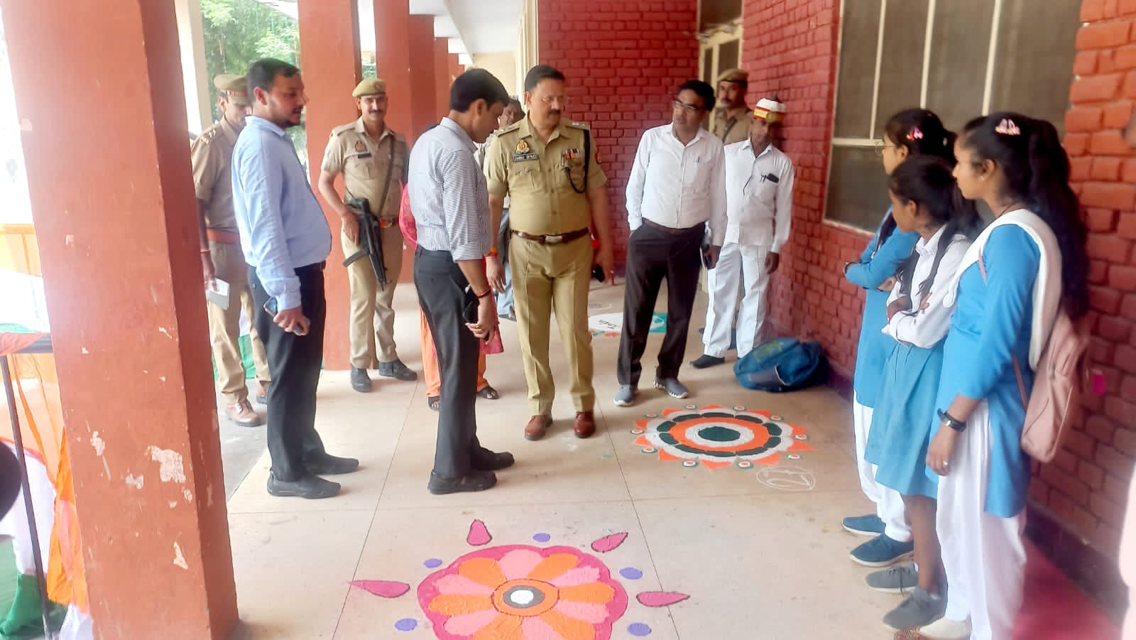 हरदोई :वीरों को समर्पित रंगोली प्रतियोगिता का आयोजन किया गया।