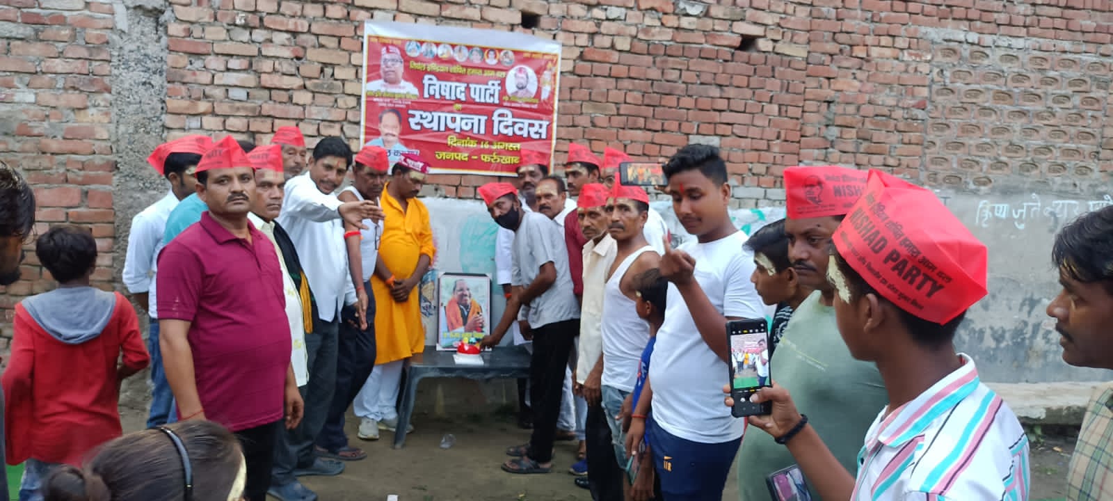 फर्रुखाबाद:जिलाध्यक्ष ने पार्टी के संस्थापक डॉ. संजय निषाद के चित्र के समक्ष केक काट मनाया निषाद पार्टी का स्थापना दिवस