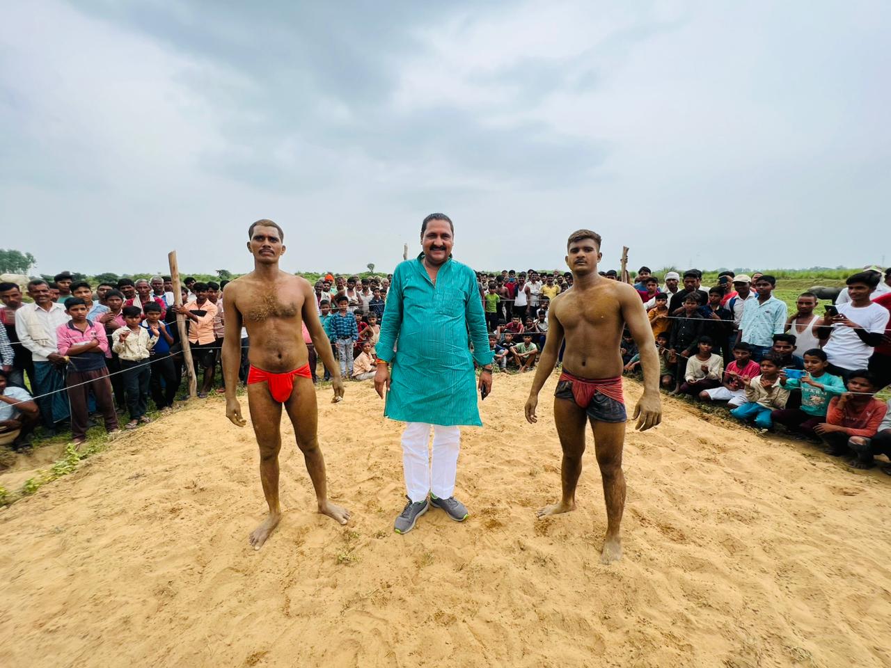 हरदोई :दंगल आयोजन की राजवर्धन सिंह राजू ने रिबन काट कर कराई शुरुआत