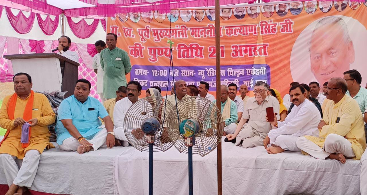 बरेली - पूर्व मुख्यमंत्री कल्याण सिंह की द्वितीय पुष्पतिथि के कार्यक्रम में श्रद्धासुमन अर्पित करने पहुंचे पूर्व केंद्र मंत्री सांसद संतोष कुमार गंगवार।