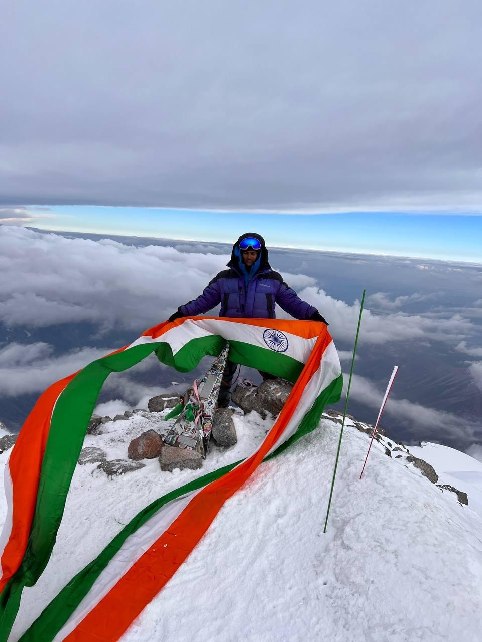 पर्वतारोही अभिनीत ने यूरोप की सबसे ऊंची चोटी माउंट एल्ब्रुस पर फहराया तिरंगा,अभिनीत ने जनपद और देश को किया गौरवान्वितः- जिलाधिकारी