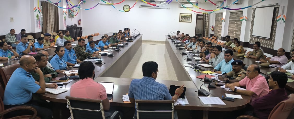 प्रयागराज - जिलाधिकारी की अध्यक्षता में एयर फोर्स डे 2023 की तैयारियों के संबंध में बैठक संपन्न
