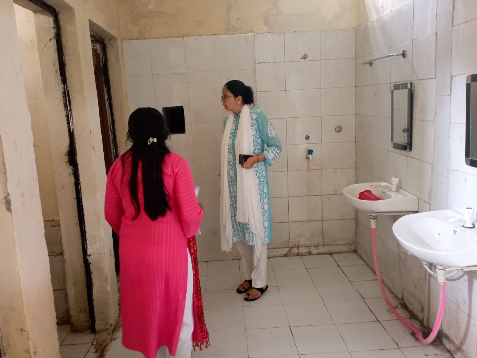 हरदोई:मुख्य विकास अधिकारी,हरदोई सौम्या गुरूरानी द्वारा विकास खण्ड  शहाबाद का किया औचक निरीक्षण