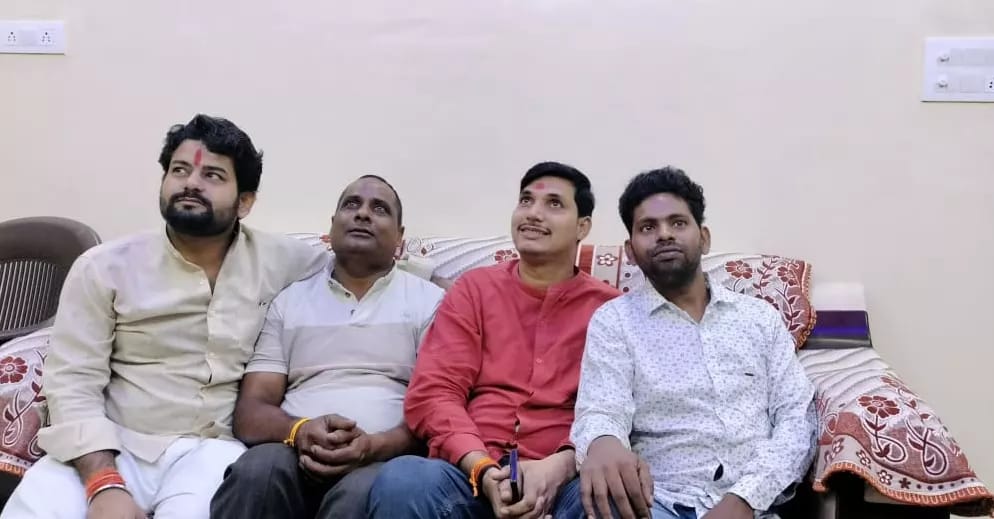 फर्रुखाबाद:क्षेत्रीय मंत्री भाजपा युवा मोर्चा के द्वारा सभी पार्टी पदाधिकारियों के साथ बूथ 144 बनखडिया पर पीएम मोदी के मन की बात को सुना