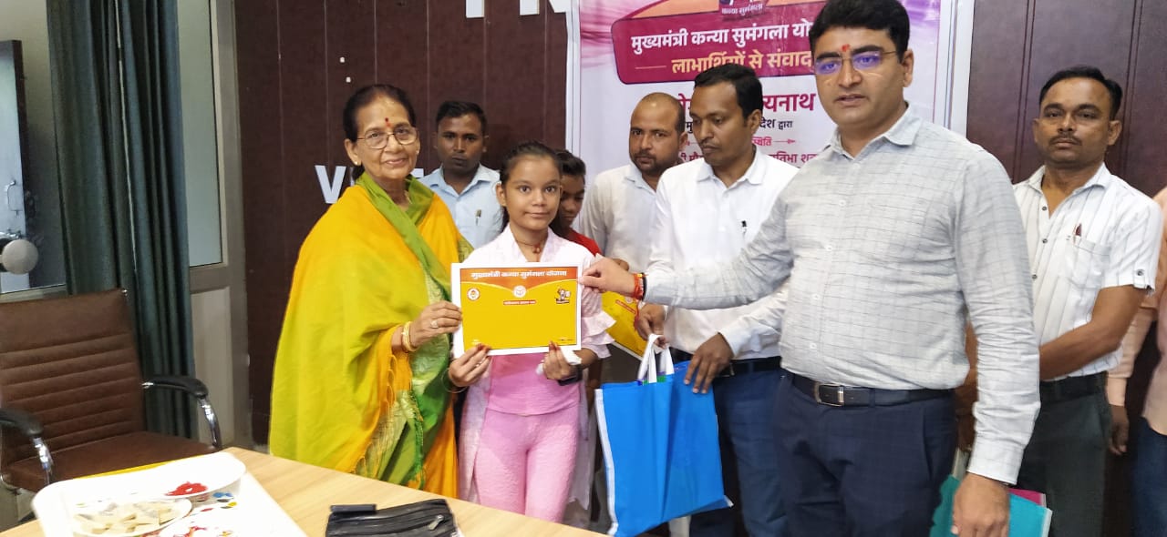 प्रयागराज:सांसद फूलपुर एवं जिलाधिकारी ने कन्या सुमंगला योजना की 25 लाभार्थी बालिकाओं से बंधवाया रक्षासूत्र, बालिकाओं को प्रमाणपत्र व उपहार दिए
