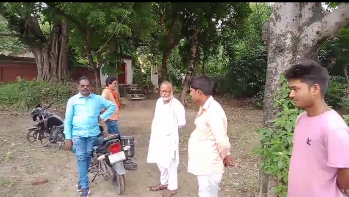 जौनपुर: पत्रकार और मंदिर की जमीन पर भू माफियाओं की नजर