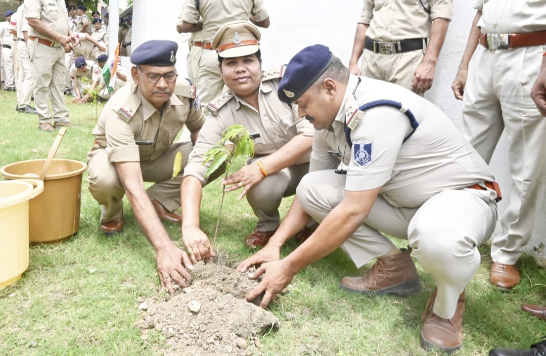सतना जिले में अफसरों ने हर घर तिरंगा अभियान के अंतर्गत वृक्षारोपण किया