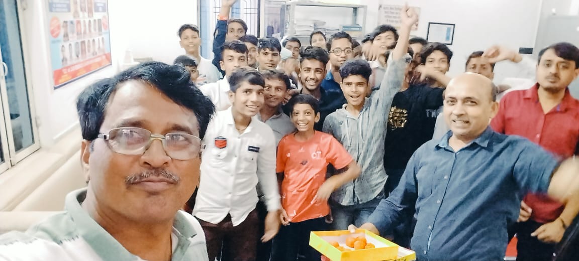 बरेली : चंद्रयान-3 की सफलतापूर्वक लैंडिंग होने पर यूनिक मॉडल इंटर कॉलेज में बांटी गई मिठाई।
