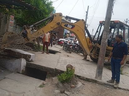 पीलीभीत में जेसीबी से तोड़ा गया दुकानों के आगे का पक्का निर्माण