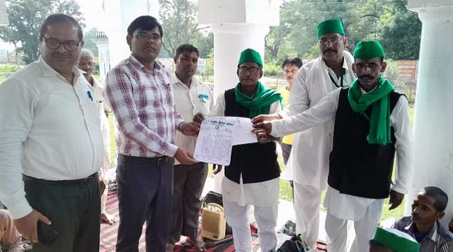 पीलीभीत में गन्ना भुगतान और छुट्टा पशुओं की समस्या को लेकर दिया धरना