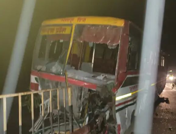 पीलीभीत में डिवाइडर से टकराई रोडवेज बस, आवारा पशुओं को बचाने के चक्कर में हुआ हादसा, मचा हड़कंप