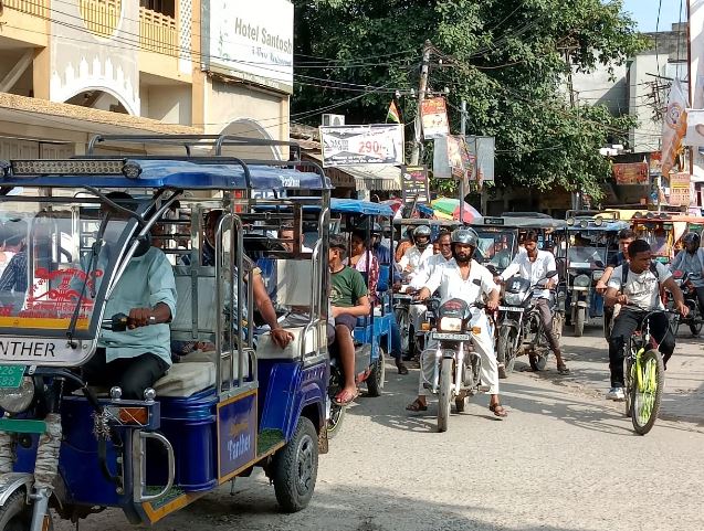पीलीभीत में ई-रिक्शों का नहीं कोई रूट तय, मनमाने संचालन से यातायात व्यवस्था ध्वस्त